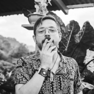 Rostro de John Jairo Osorio fumando