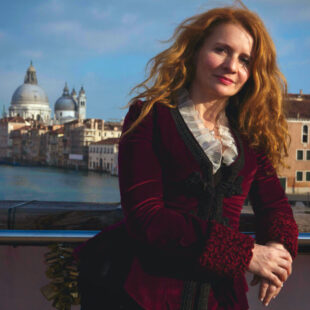 Adriana Hoyos: la poesía y un canto al interior